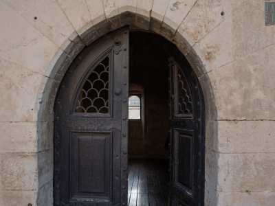 Una porta ad arco...